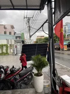 Vận chuyển tấm pin vào vị trí lắp đặt