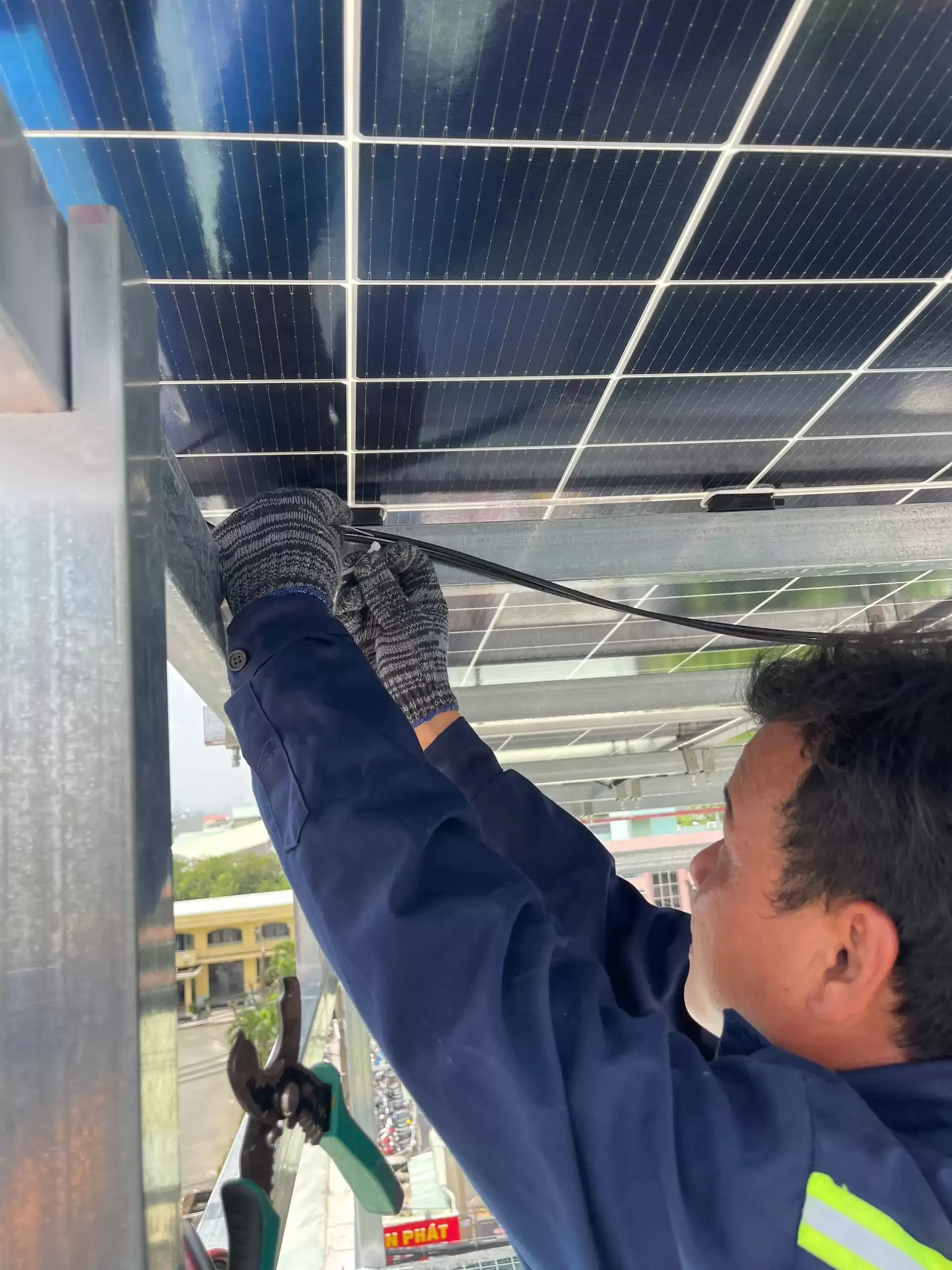 Hình ảnh thi công đấu nối tấm pin