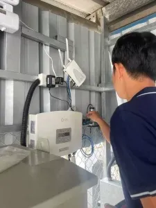 Kỹ thuật viên kiểm tra tín hiệu kết nối thiết bị Scada tại Sites
