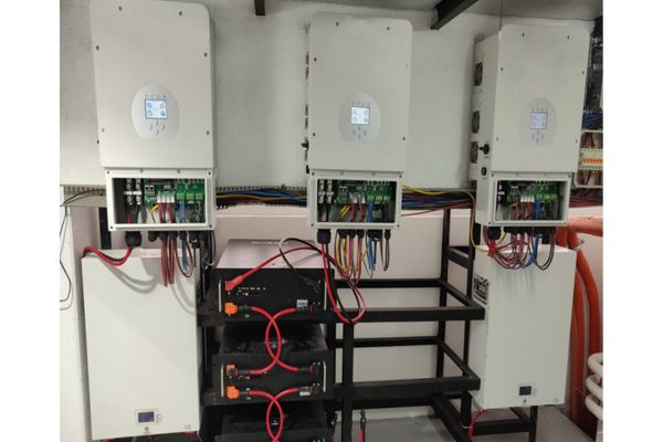 Bộ biến tần Deye kết hợp pin lưu trữ
