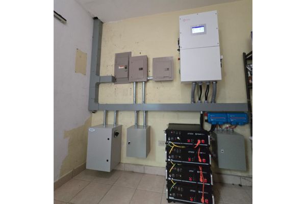 Biến tần Solis hybrid và pin lưu trữ phù hợp